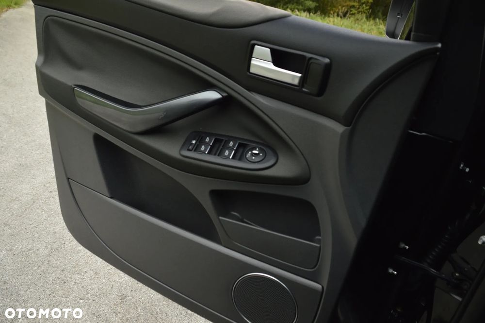 Ford Kuga 2.5 4x4 Titanium - 33