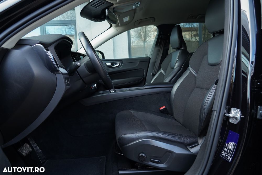 Volvo XC 60 B4 MHEV AT8 AWD Momentum Pro - 26