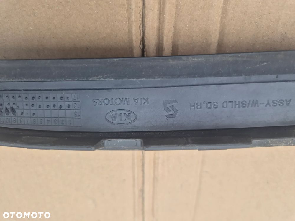 KIA Optima prawa listwa szyby przedniej.OE. - 7