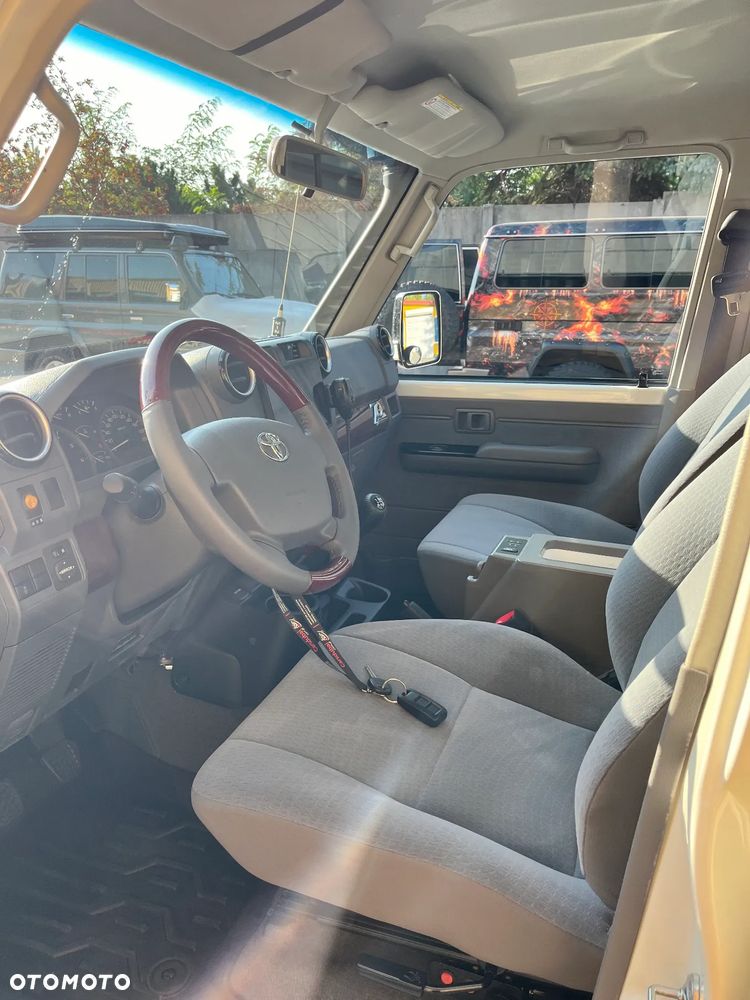 Toyota Land Cruiser - 6
