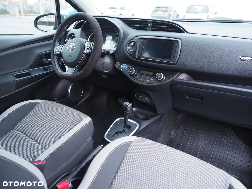 Toyota Yaris Hybrid 100 20th Anniversary - 12