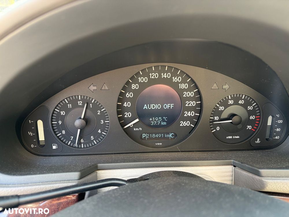 Mercedes-Benz E 320 4-Matic Aut Classic - 11