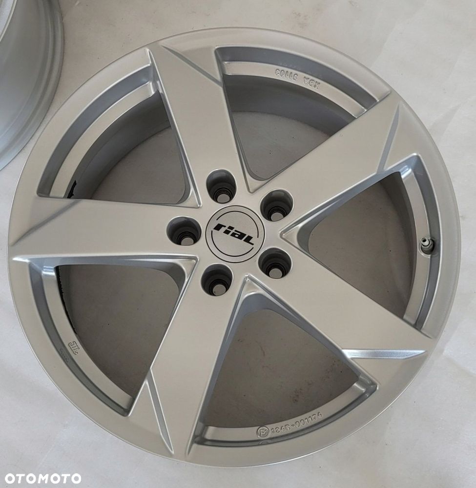 FELGI RIAL TOYOTA RAV4 IV 7,5x18 18 ET45 5X114,3 60,1 - 4