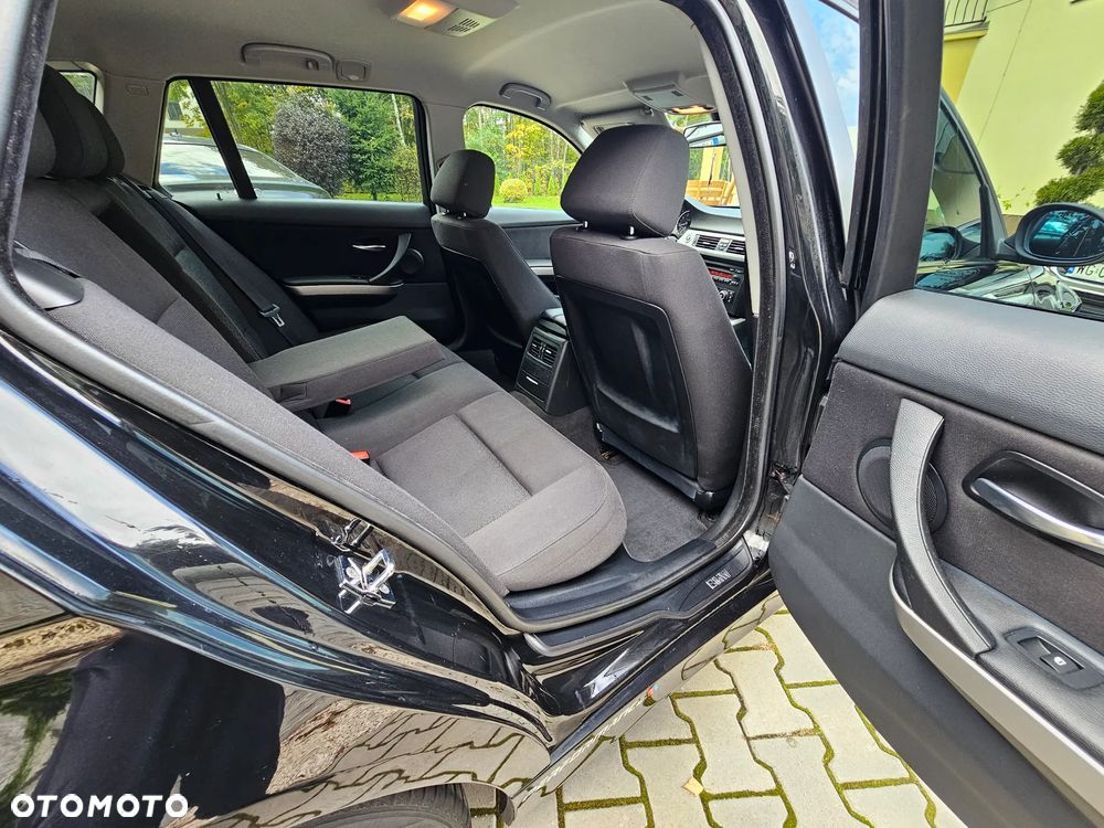 BMW Seria 3 318i Touring - 6