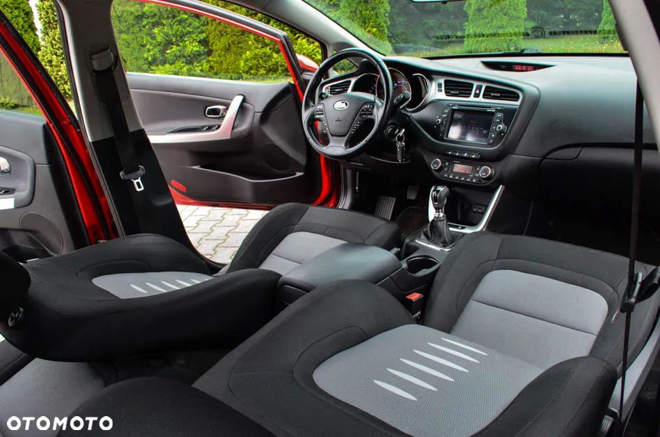 Kia Ceed 1.6 CRDi 128 Fifa World Cup Edition - 30