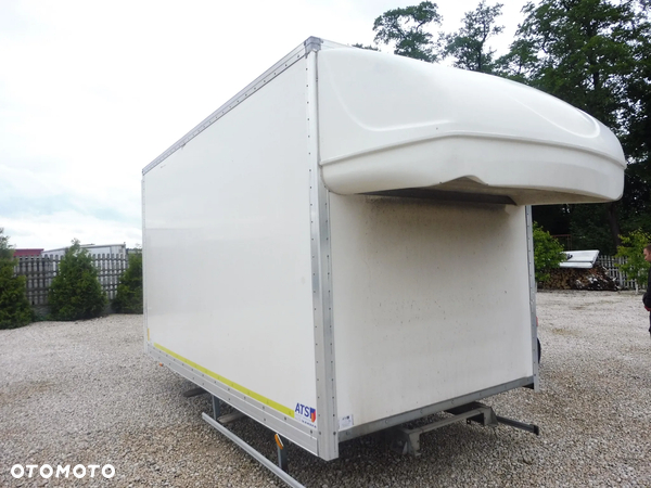 Kontener zamykany windą Iveco Renault