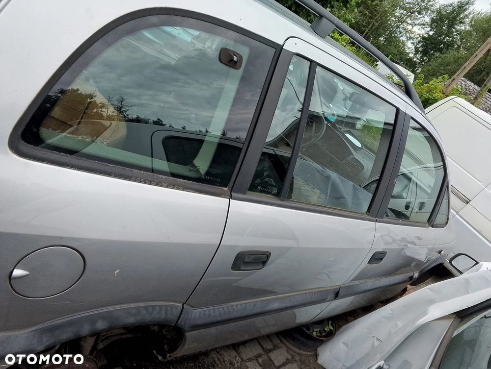 Opel Zafira A (99-03r.) 1.6 B 100KM. Silnik X16XEL  (Z16XE) Skrzynia MG4 (F17C419) lakier Z147 (82L). Cały na części. GWARANCJA !!!  Przód Tył Zestaw Komplet Drzwi Klapa Zderzak Błotnik Maska Grill Atrapa Szyba Pas Lampa Lusterko Boczki Fotel Kanapa Kokpit Deska Rozdzielcza Przełącznik Włącznik Sterownik Przewody Wiązka Instalacja Moduł Komputer Czujnik Listwa Pompa Alternator Wtryski Głowica Rozrusznik Kompresor Sprzęgło Dwumas Silnik Skrzynia ABS Klimatyzacji Paliwa Wspomagania Kolektor Turbina Przepustnica Zawór Chłodnica Koło Hak Belka Sanki Zawieszenie Mcpherson Półoś Amortyzator Wydech Tłumik Zacisk Most - 3