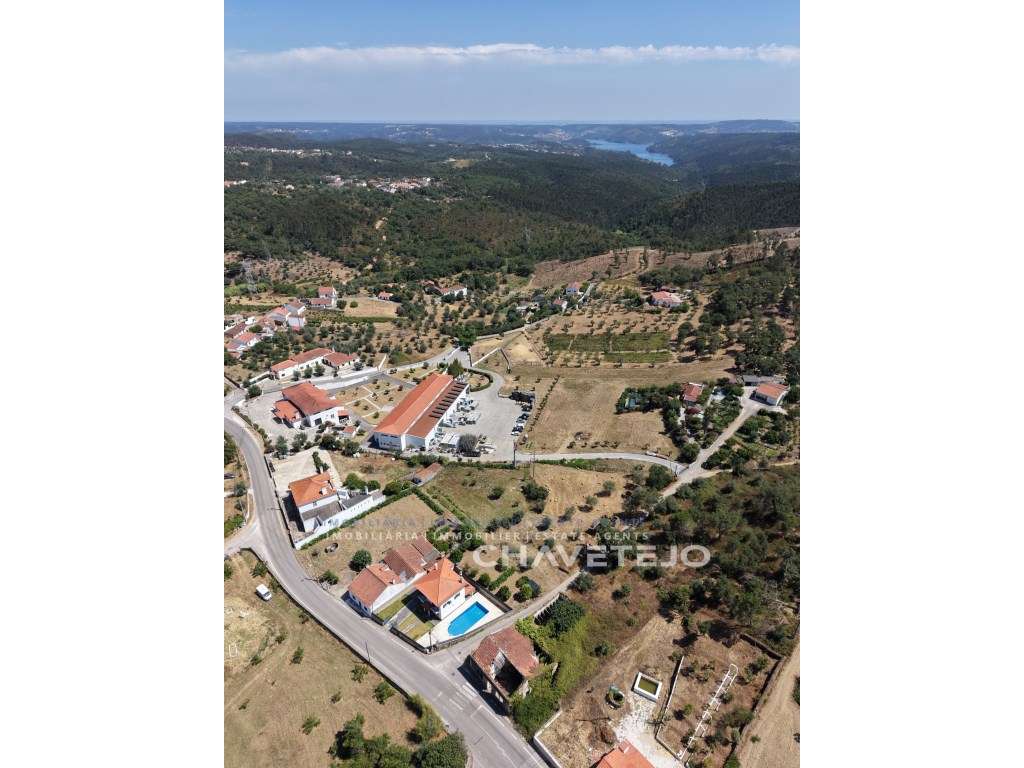 Moradia V4 com garagem e piscina a 7 km de Tomar e de praia fluvial... - Grande imagem: 2/37