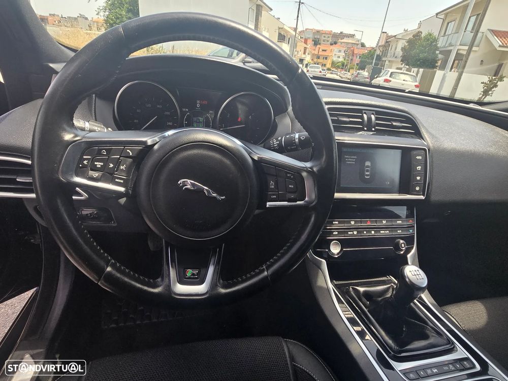 Jaguar XE 2.0 D R-Sport - 12