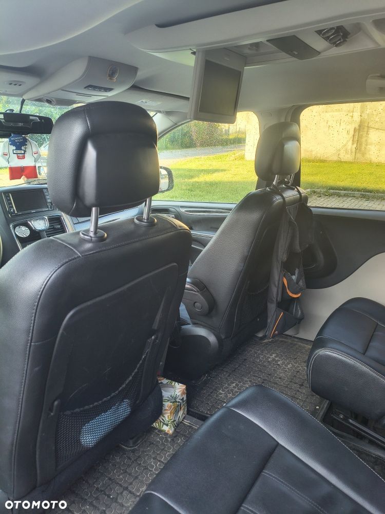 Chrysler Town & Country - 8