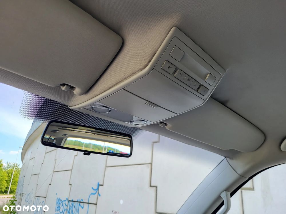 Volkswagen Caravelle - 10