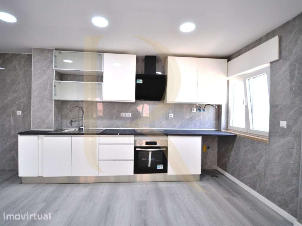 Apartamento T2 remodelado com elevador e arrecadação em Corroios - Grande imagem: 5/17