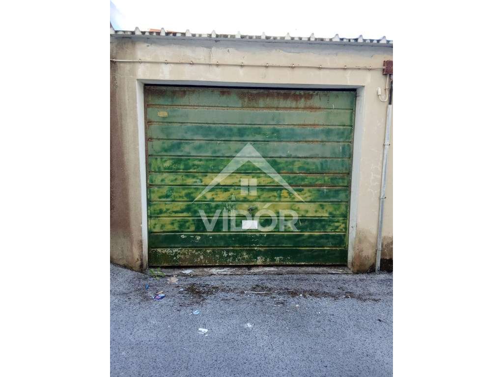 Garagem junto ao Palácio Sotto Mayor - Grande imagem: 2/4