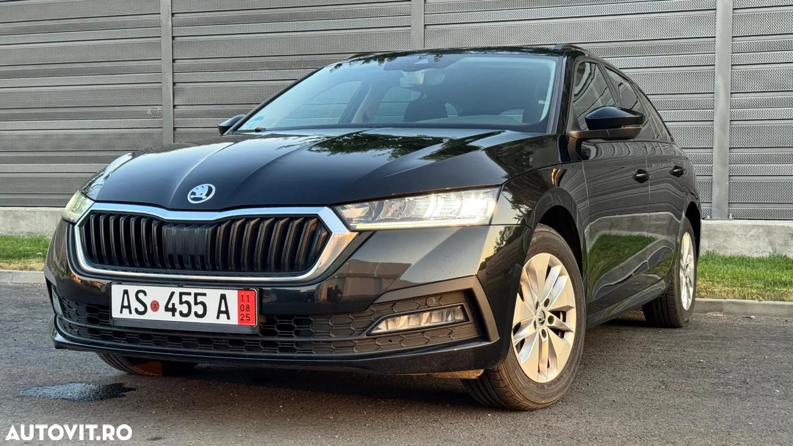 Skoda Octavia Combi 2.0 TDI DSG First Edition - 1