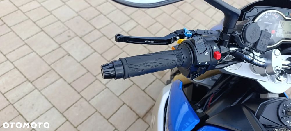 Suzuki GSR - 13