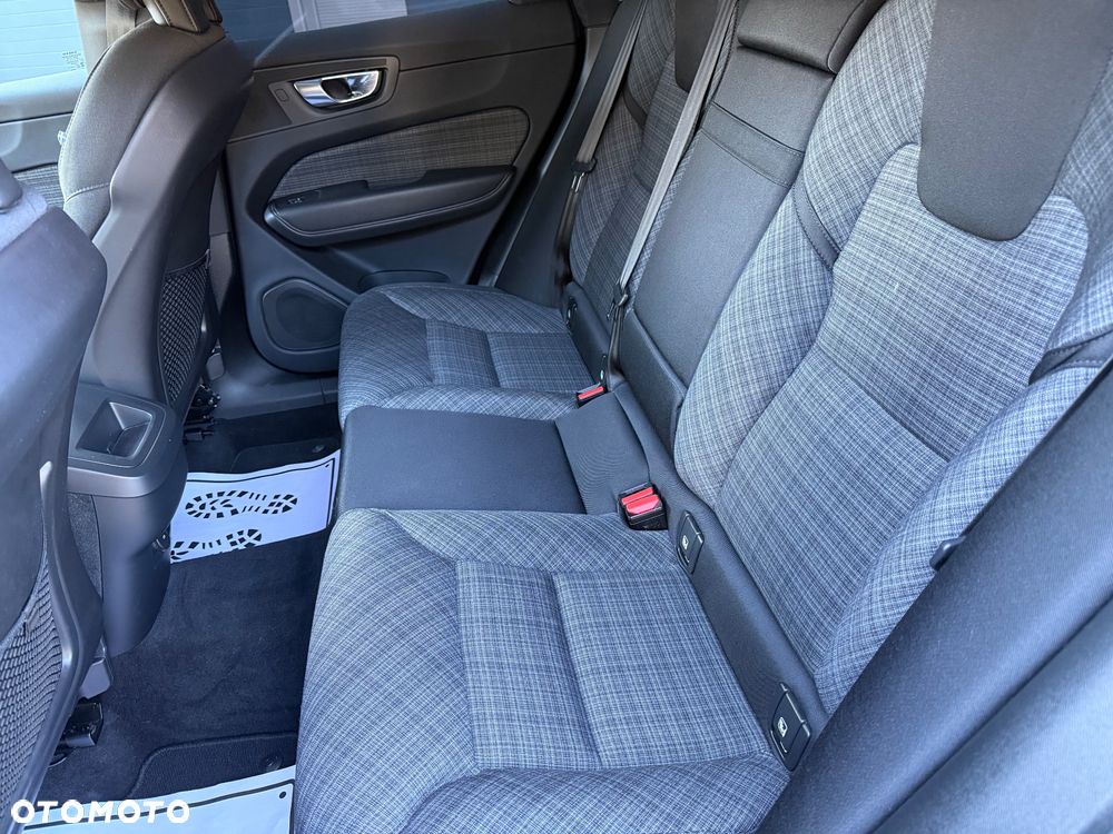 Volvo XC 60 B4 D AWD Plus Dark - 28