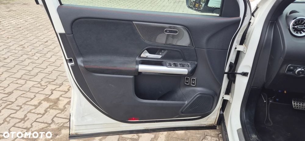 Mercedes-Benz GLA - 32