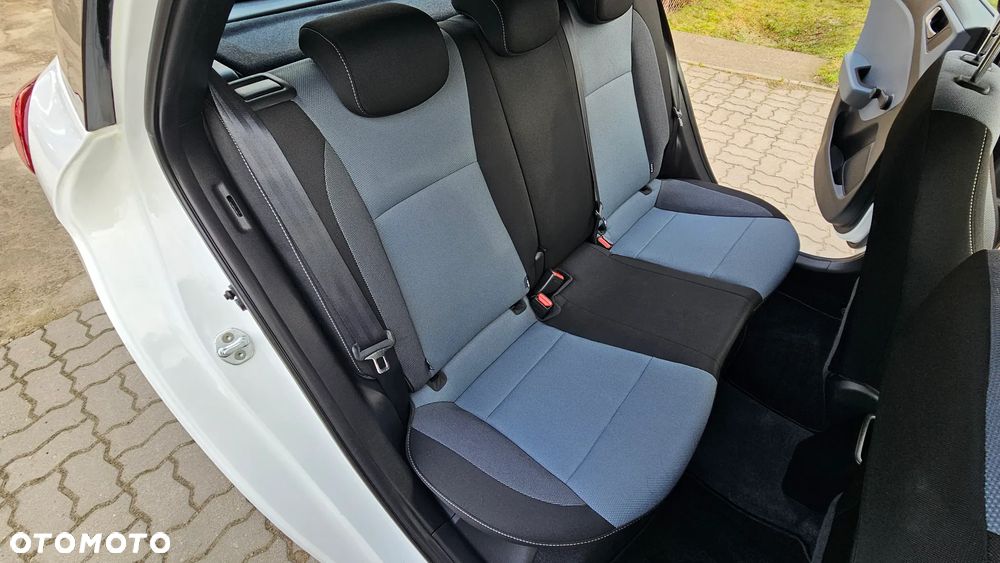 Hyundai i20 1.2 FIFA WM Edition - 17