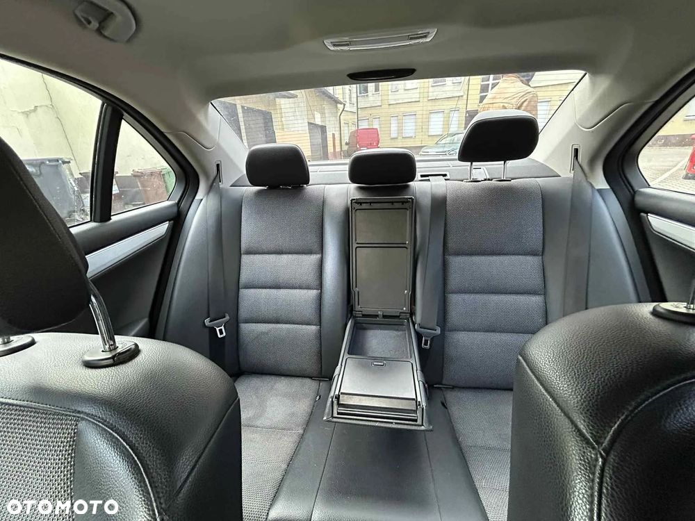 Mercedes-Benz Klasa C 180 CGI BlueEff Avantgarde - 7