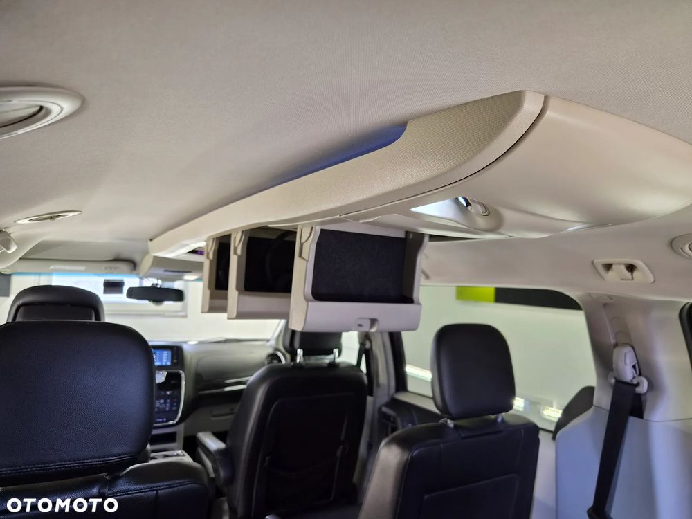 Chrysler Town & Country 3.6 Limited - 37