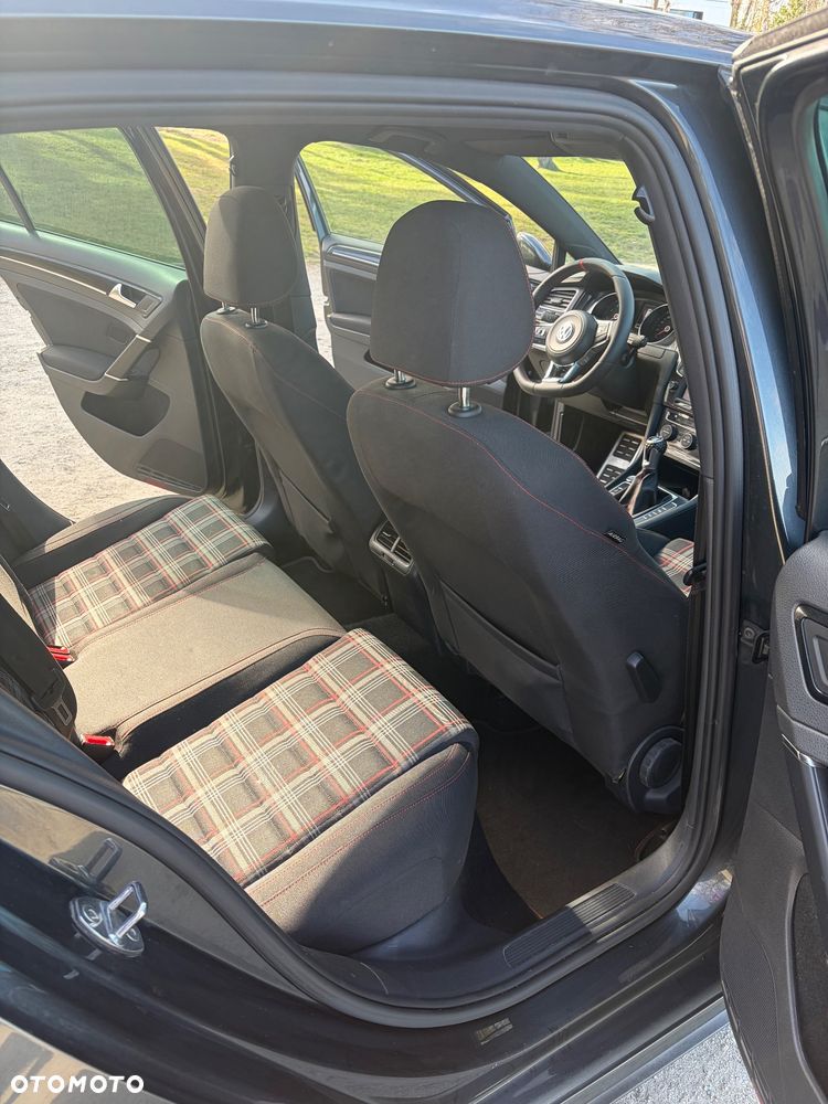 Volkswagen Golf - 25