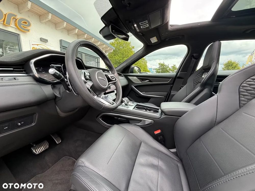 Jaguar F-Pace P550 AWD SVR - 29