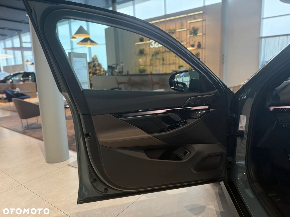 BMW Seria 5 520d xDrive mHEV - 10