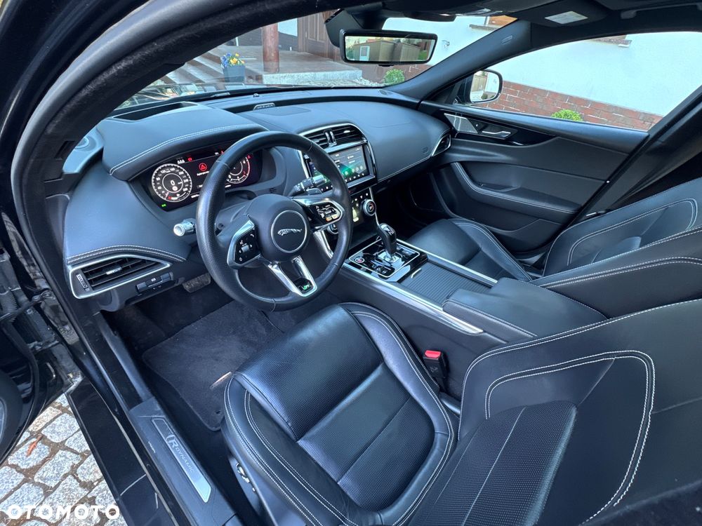 Jaguar XE 2.0 D180 AWD R-Dynamic HSE - 40