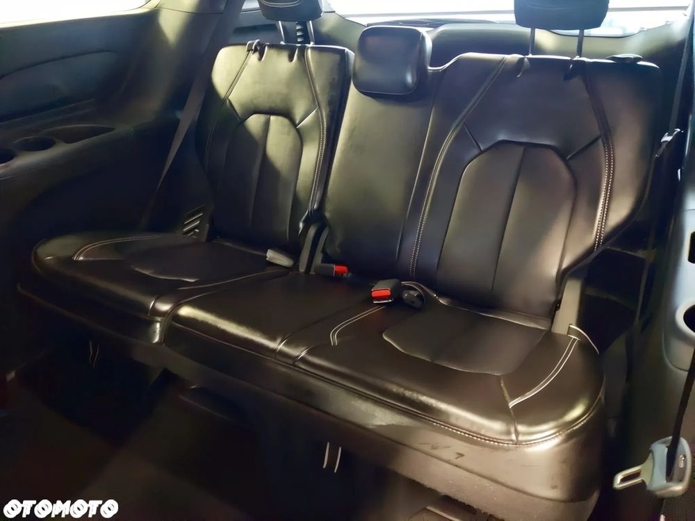 Chrysler Pacifica - 12