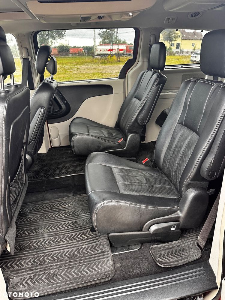 Chrysler Town & Country - 21