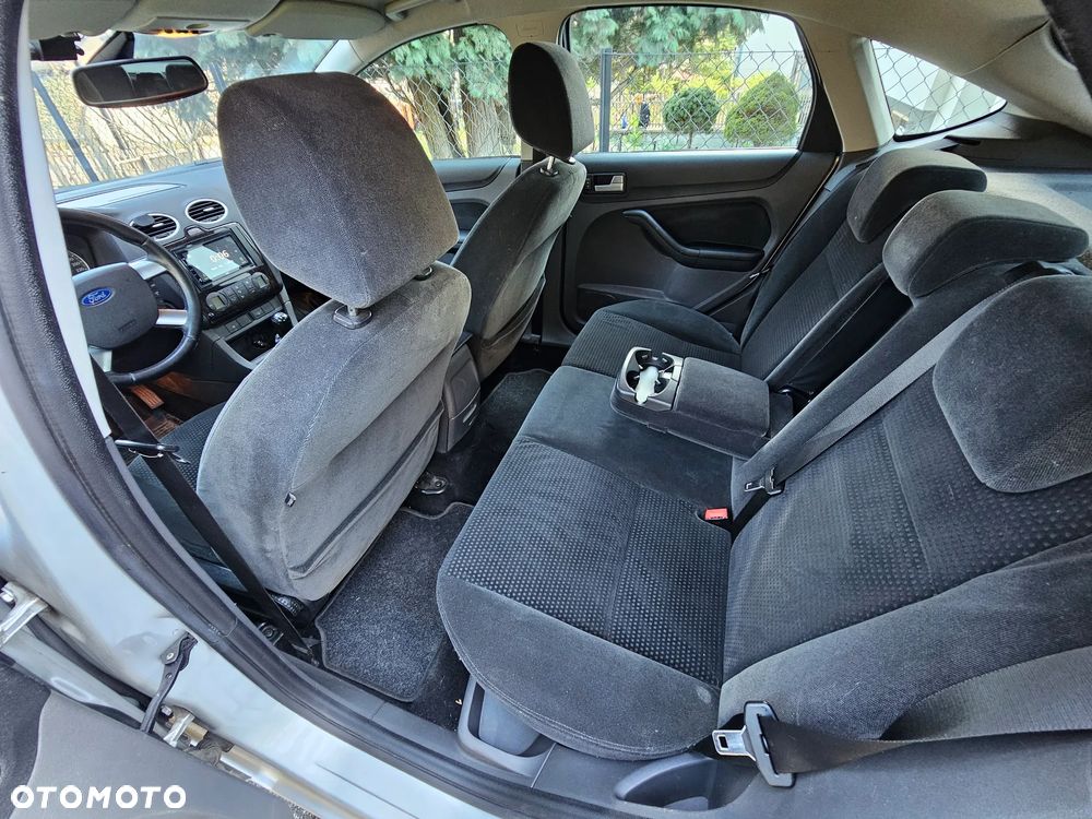 Ford Focus 2.0 Ghia - 19