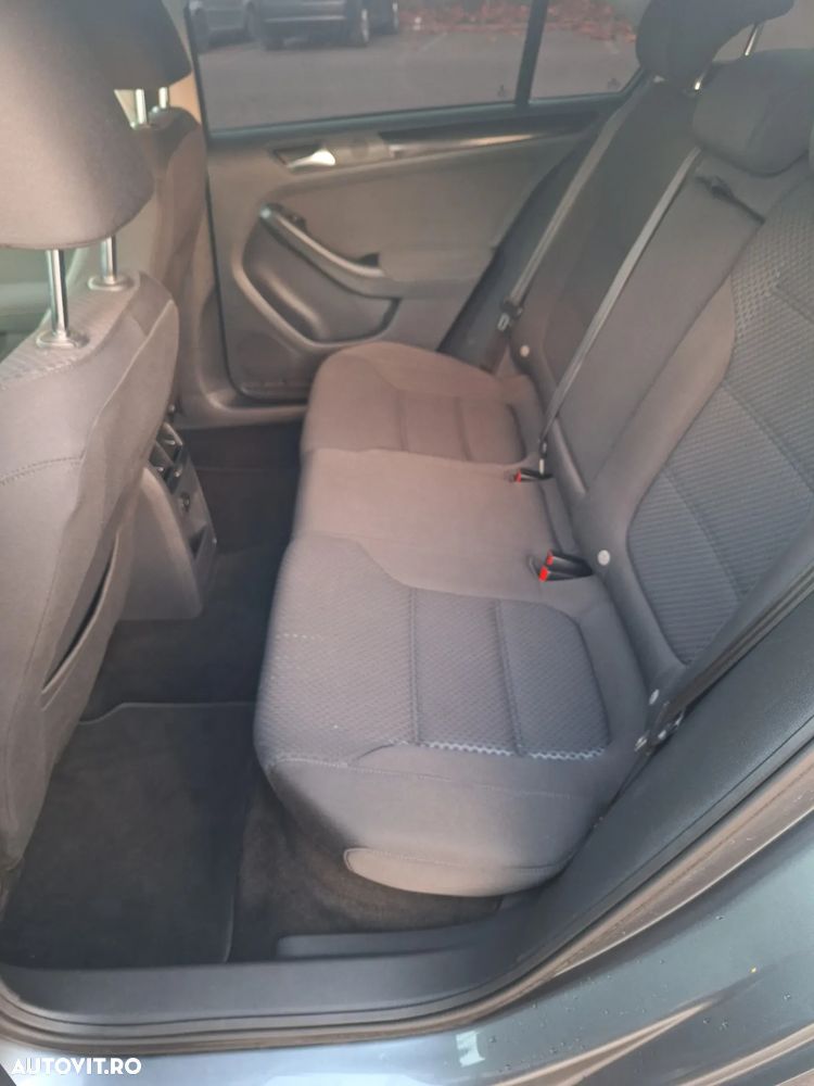 Volkswagen Jetta - 12