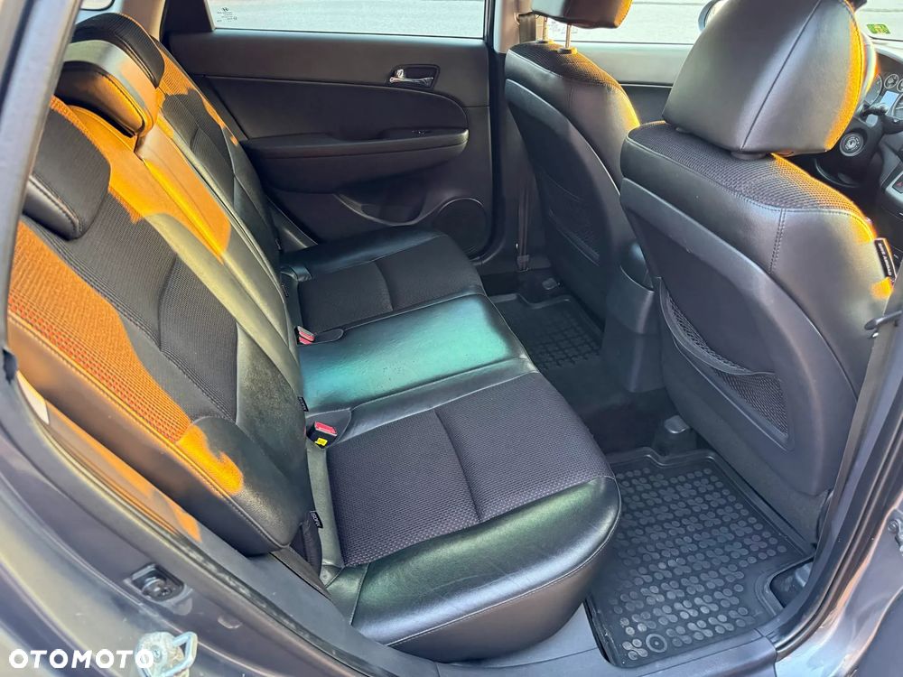 Hyundai i30 i30cw 1.6 CRDi FIFA WM Edition - 13