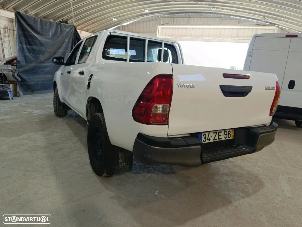 Toyota Hilux 2.4 D-4D 4WD CD CM - 2