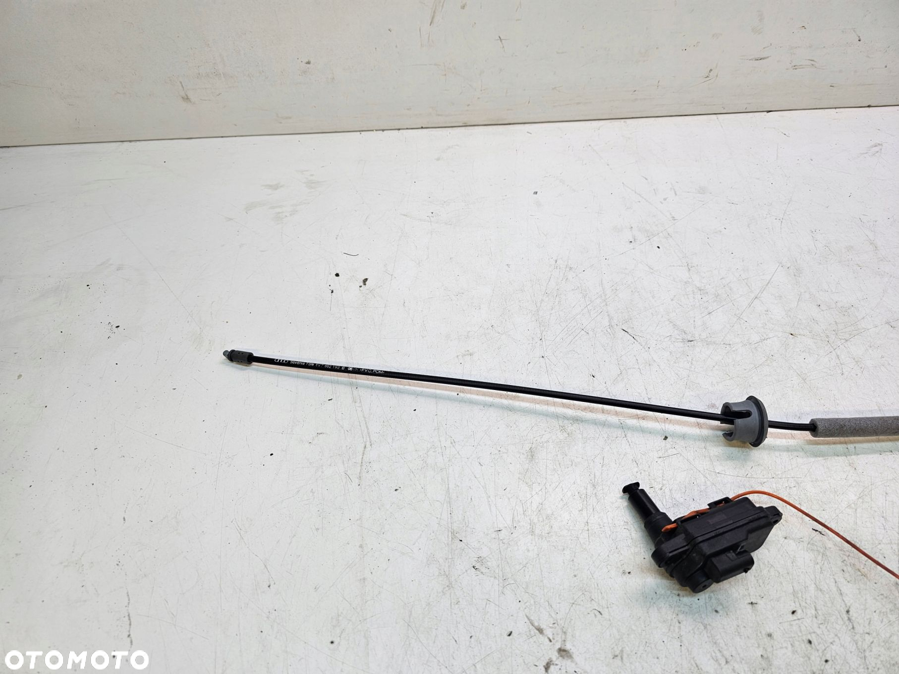 SIŁOWNIK KLAPKI PALIWA AUDI A3 8V CABRIO 8V7862193B - 3