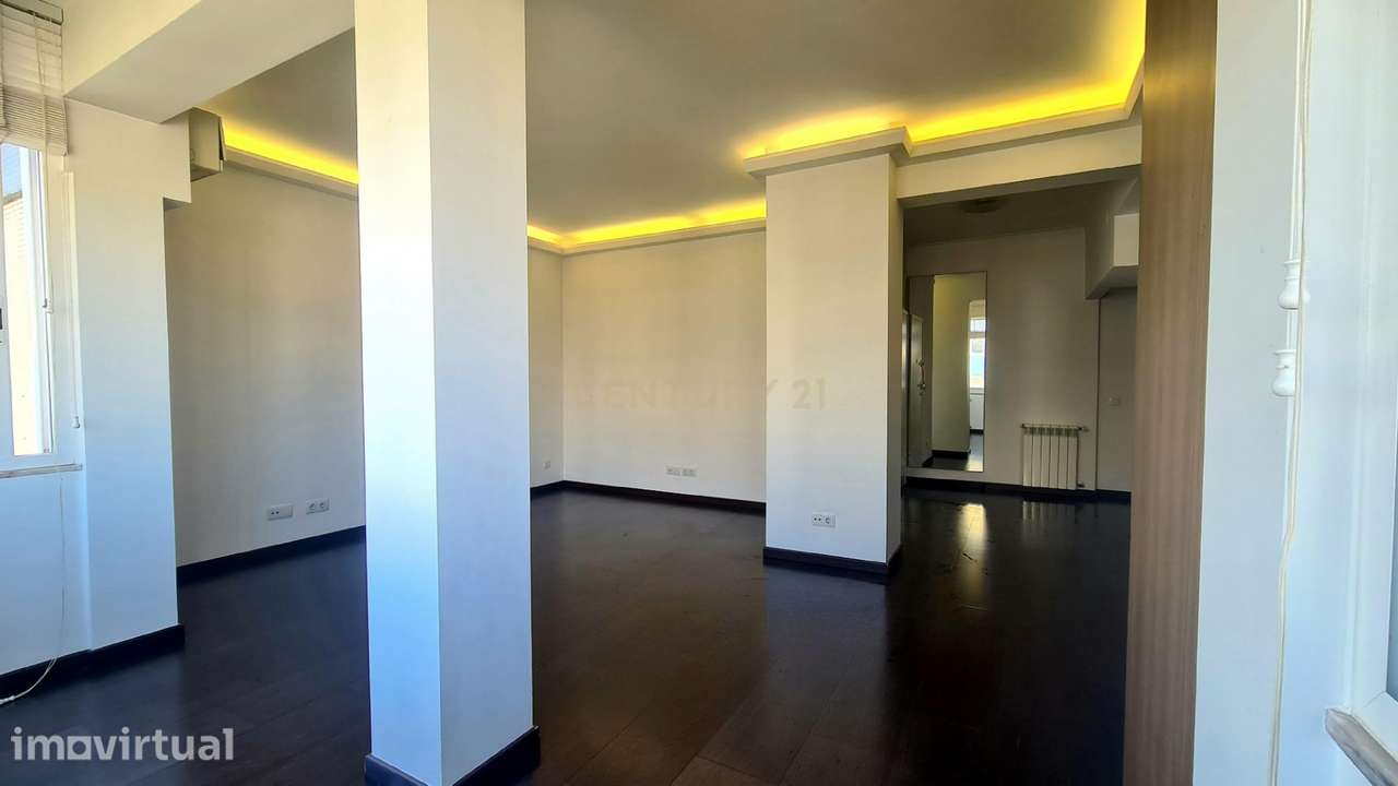 Apartamento Renovado T2 em Santa Clara, Lisboa - Grande imagem: 2/21