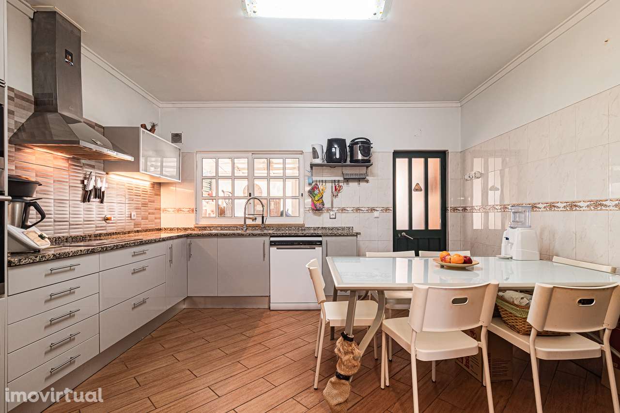 Moradia T3 de Gaveto Geminada na Quinta do Conde - Grande imagem: 4/50