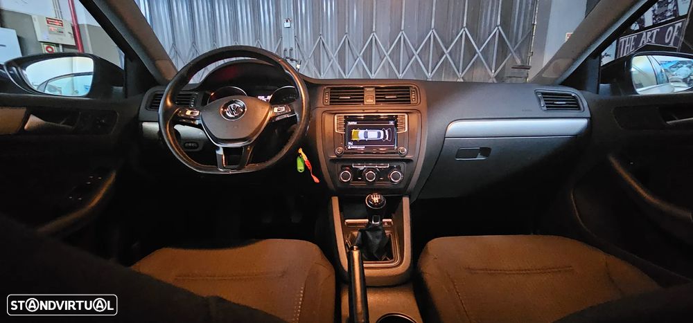 VW Jetta 2.0 TDI Confortline - 42