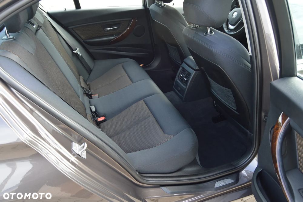 BMW Seria 3 318d Luxury Line - 31