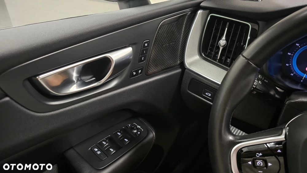 Volvo XC 60 B4 D AWD Plus Dark - 36