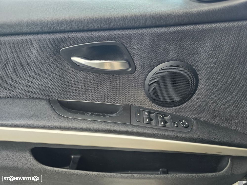 BMW 318 d Navigation Sport - 23