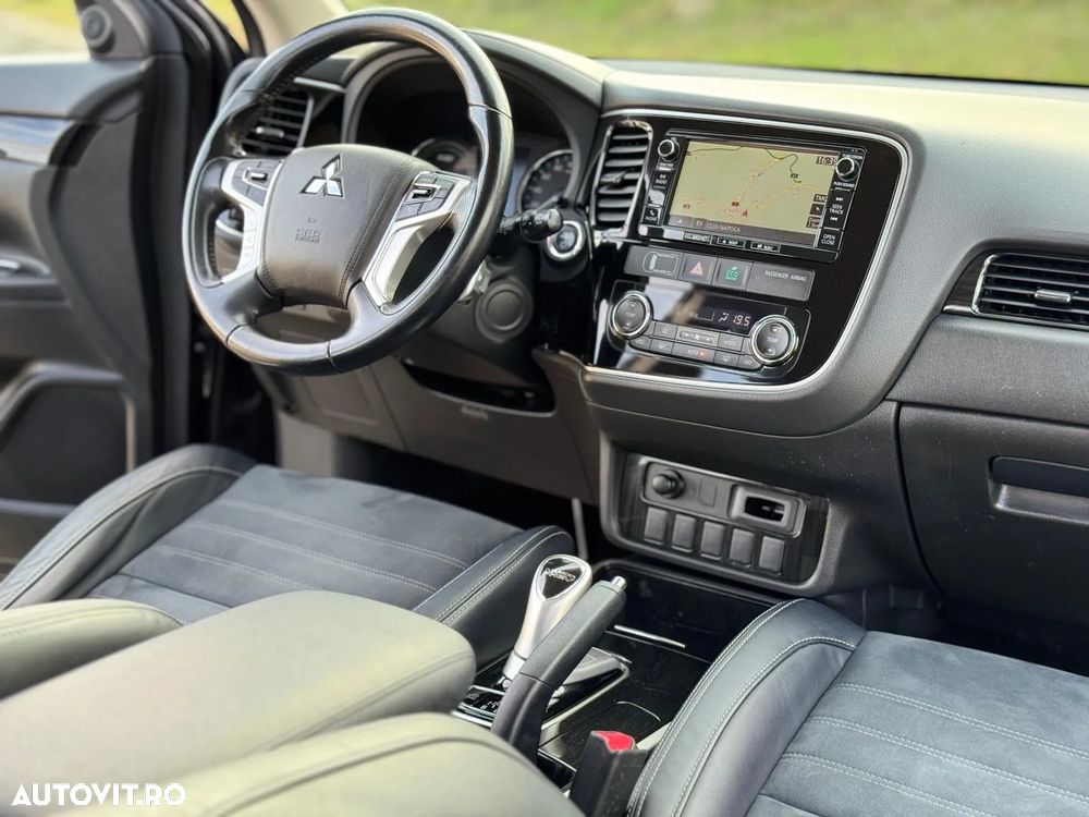 Mitsubishi Outlander 2.0 4WD Plug-In Hybrid Plus - 10