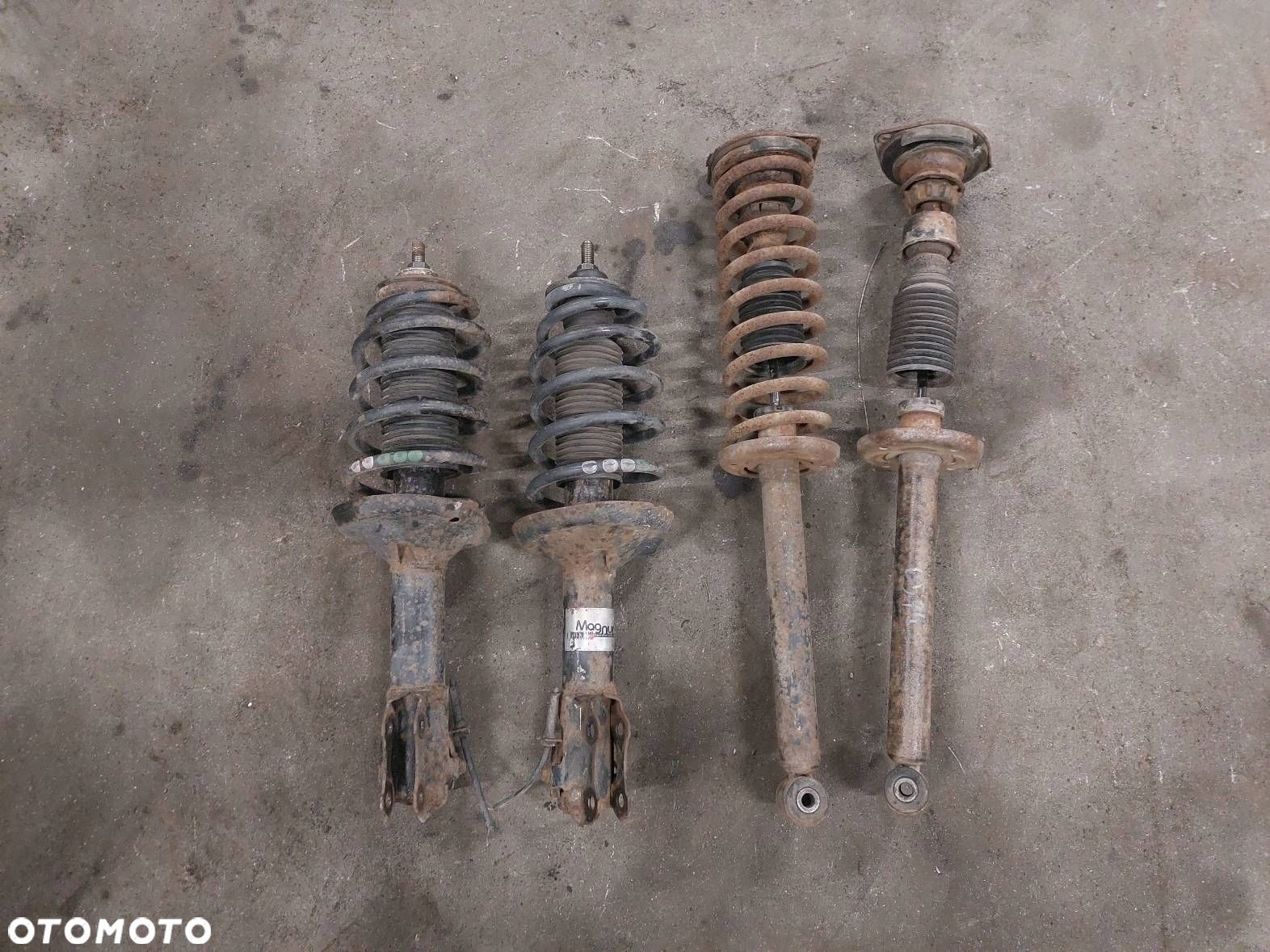 AMORTYZATOR LEWY + PRAWY PRZÓD KOMPLET VOLKSWAGEN PASSAT B4 1.9 TDI - 1