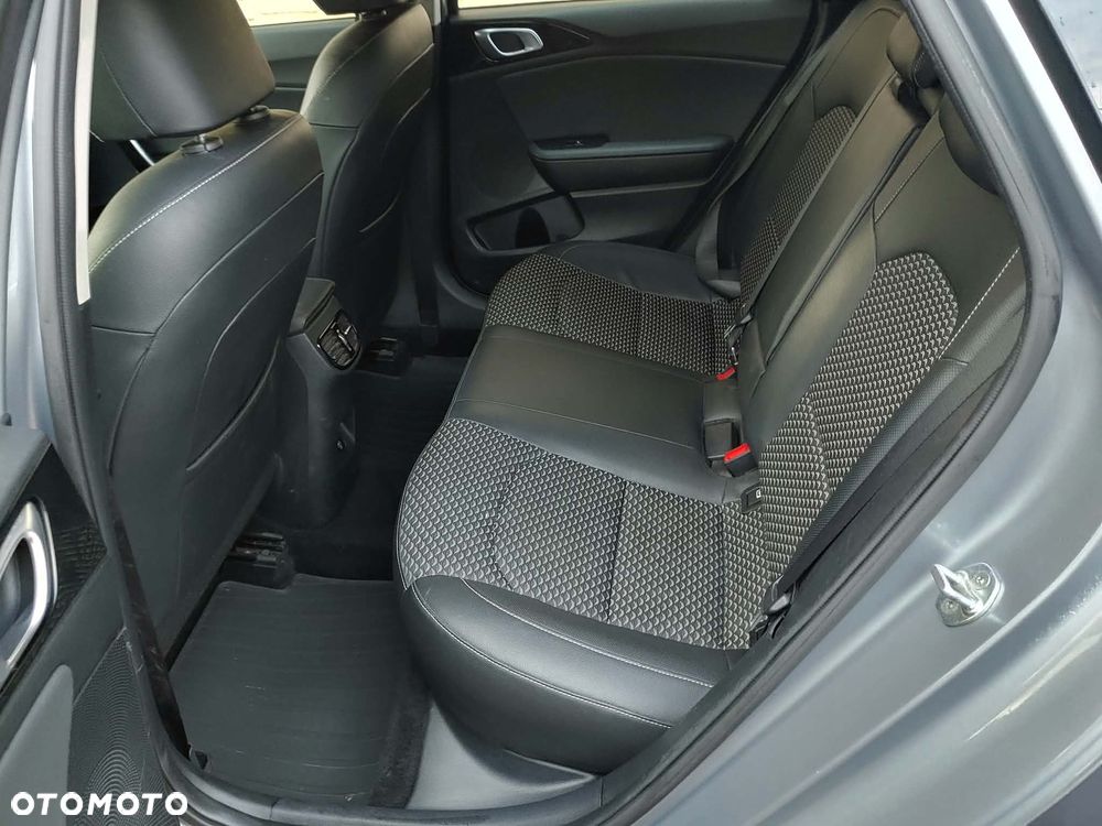 Kia Ceed - 11