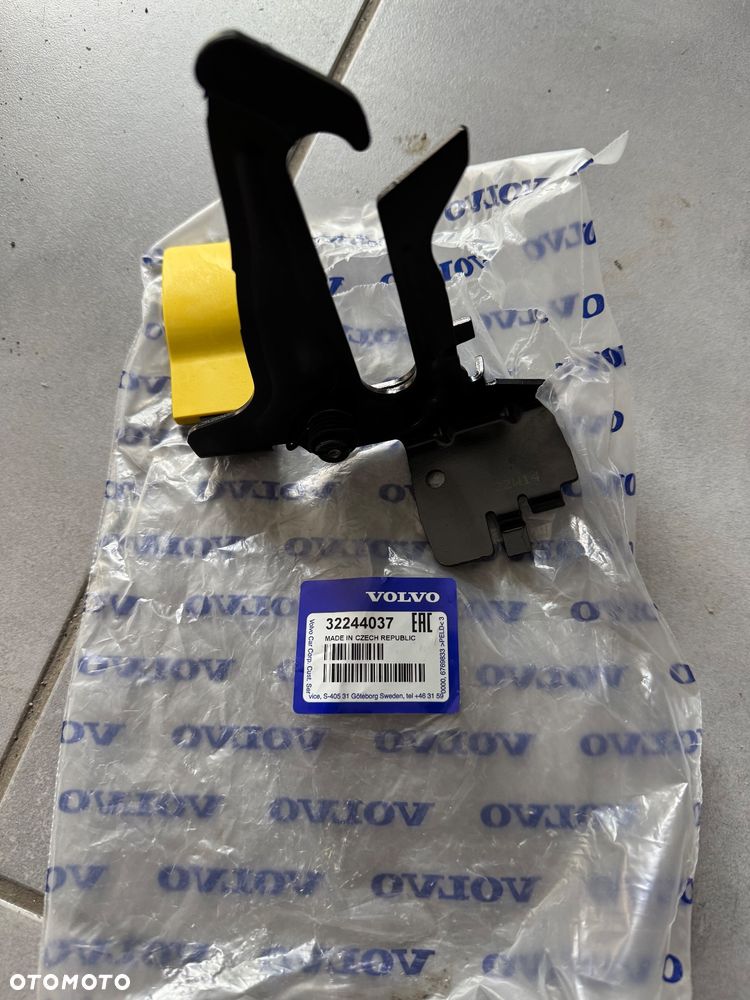 Volvo rygiel zamek maski 3224407