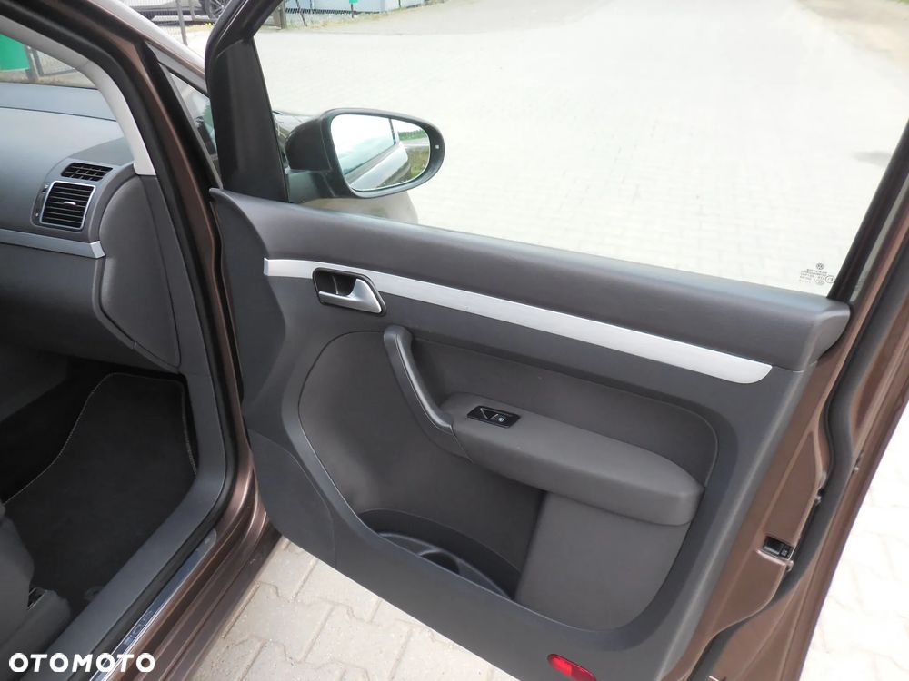 Volkswagen Touran 2.0 TDI DPF BlueMotion Technology Comfortline - 9