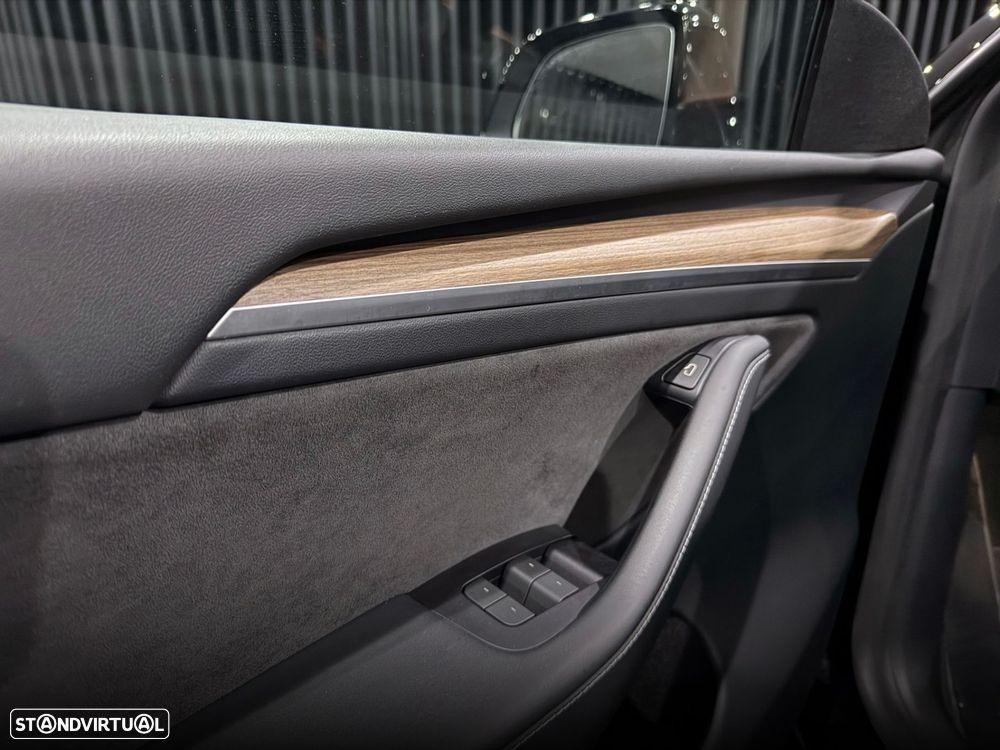 Tesla Model Y Performance Dual Motor AWD - 16