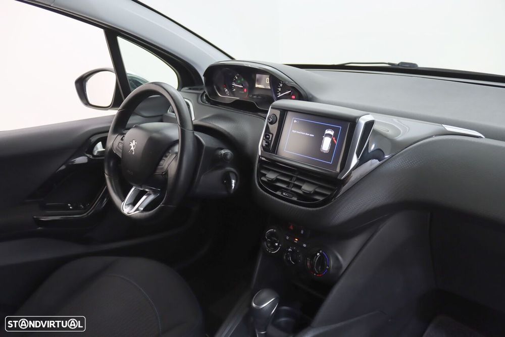 Peugeot 208 1.2 PureTech Signature EAT6 - 5