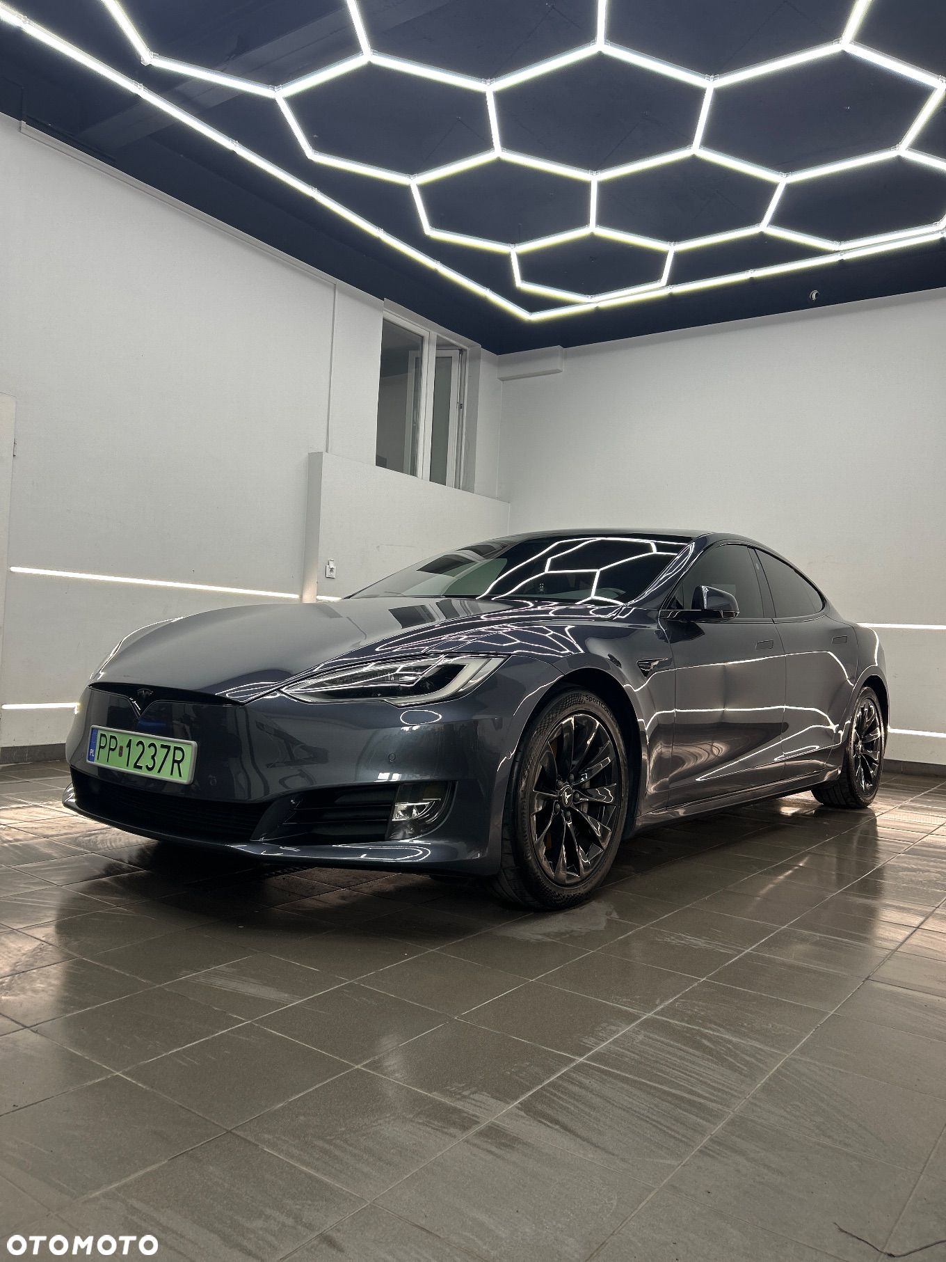 Tesla Model S - 1