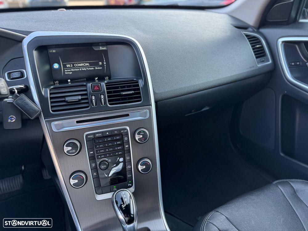 Volvo XC 60 2.0 D4 Momentum Geartronic - 14